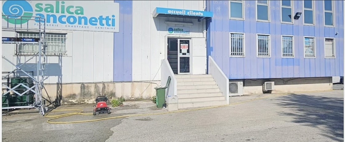 Chantier professionnel avant peinture extérieure